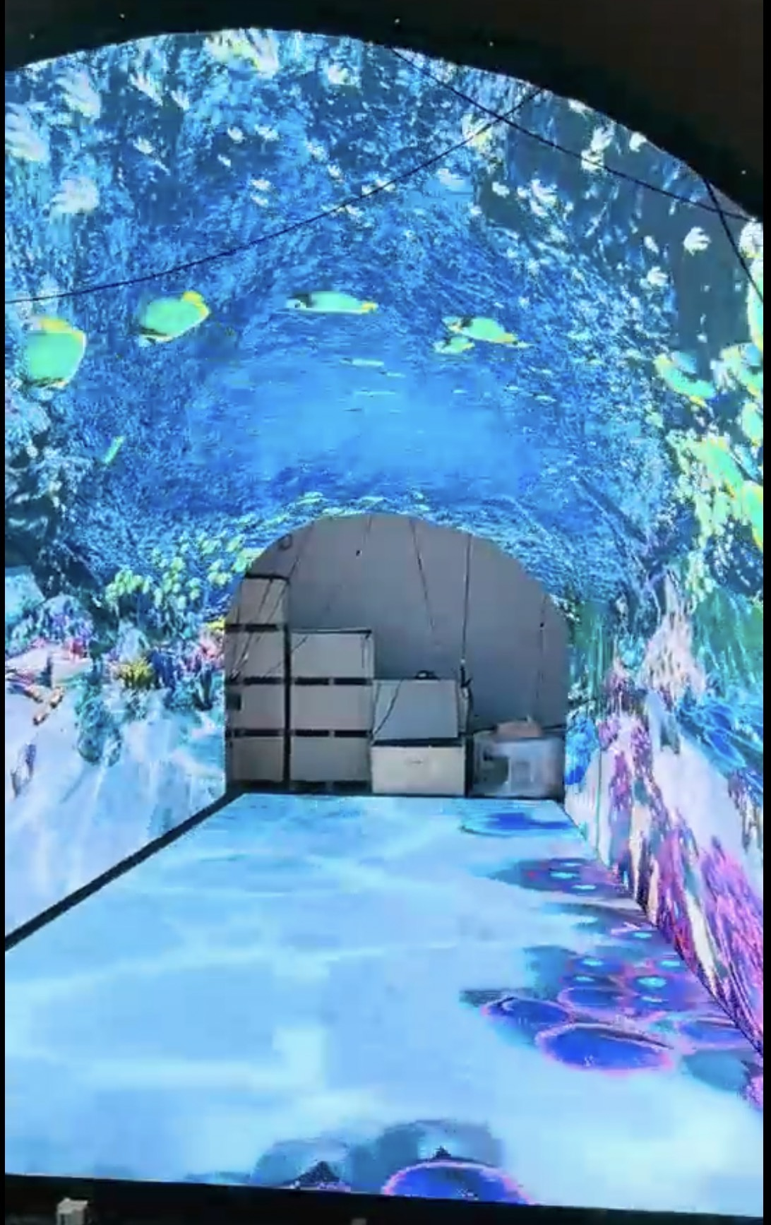 项目场景为时空隧道用于商业显示使用，使用服务器+KHx系列方案